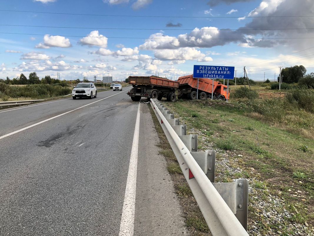 В Татарстане водитель легковушки уснула за рулем и врезалась в грузовик